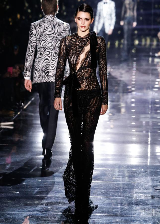 Tom Ford ha llevado a Los Ángeles su desfile para celebrar el fin de semana de los Premios Oscar y con él, ha aglomerado no solo a las modelos más famosas, sino a múltiples celebrities como Jennifer López o Renée Zellweger que no se han perdido la ocasión sentadas en el 'front-row'. Desfile de Tom Ford.