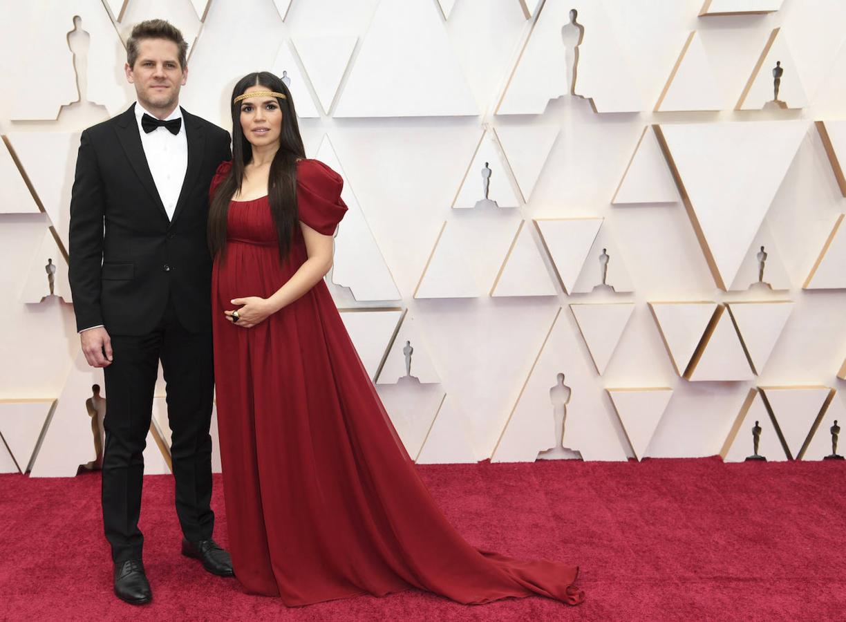 America Ferrera (Betty la fea) y Ryan Piers William a su llegada a la alfombra roja de los Premios Oscar 2020.