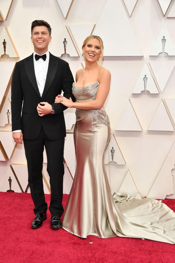 Scarlett Johanson posa con Colin Jost en la alfombra roja de los Premios Oscar 2020.