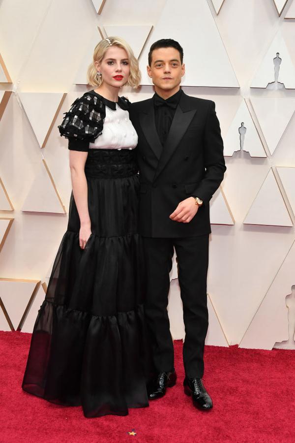 Rami Malek y Lucy Boynton, pareja en la gran pantalla gracias al 'biopic' de Freddy Mercury y en la vida real tras el rodaje, a su llegada a la alfombra roja de los Premios Oscar 2020.