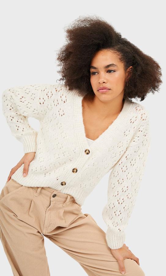 El cardigan es esa chaqueta a la que se refiere tu madre cuando te dice que cojas algo, “que luego refresca”. Si además te decantas por el diseño calado tu estilismo te lo agradecerá. Este es de Stradivarius, cuesta 25,99 euros y está disponible entre las tallas S y L.