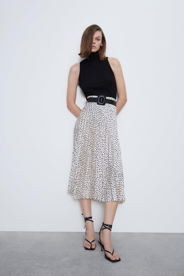 Zara ya triunfó la primavera pasada con los lunares sobre fondo blanco y este año apuesta por un diseño similar de manchas. Esta falda plisada con cinturón combinado a contraste cuesta 29,95 euros y está disponible entre las tallas XS y XL.
