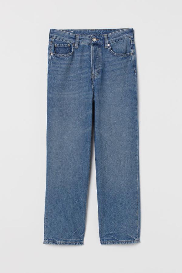 Con la primavera regresa el azul más intenso a nuestros jeans. Y aunque las posibilidades son muchas nos quedamos con estos de tiro alto de H&M que cuestan 24,99 euros y solo están disponibles en la web.