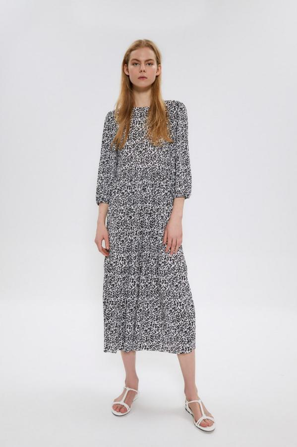 No hay primavera sin vestido de flores, y aunque las posibilidades son muchas, y muy floridas y coloridas, nos quedamos con esta propuesta bicolor de Sfera que también puedes comprar en rojo con flores negras. Cuesta 25,99 euros y está disponible entre las tallas S y L.