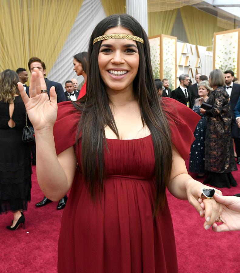 America Ferrera presumió de embarazo pero también de look beauty con una melena ultralarga y lisa conseguida a partir de extensiones y decorada con un accesorio para el pelo en color dorado.