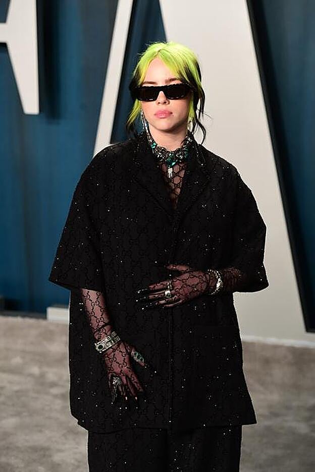 Billie Eilish también se apunta a proteger sus ojos con gafas de sol... incluso en la fiesta de Vanity Fair post Oscar.