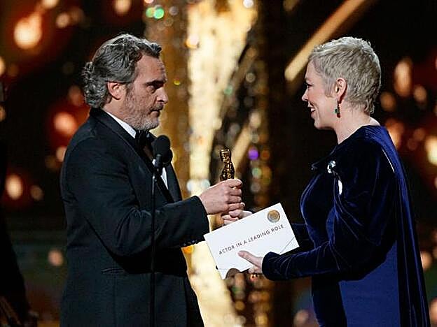 Joaquin Phoenix recibiendo el Oscar como Mejor Actor por Joker