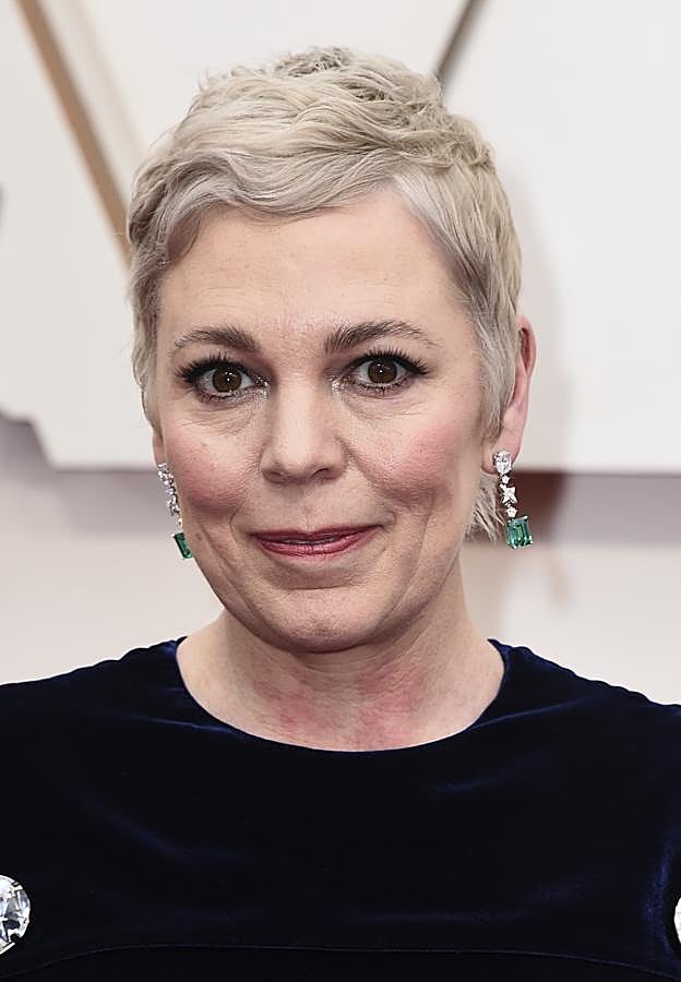 Olivia Colman se ha sumado al pixie platino más adorado por Hollywood. Un peinado elegante y sofisticado que está en completa sintonía con un maquillaje completamente equilibrado.