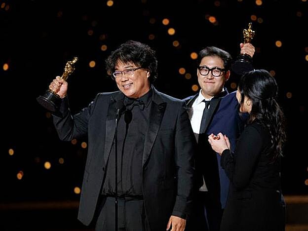 El director de Parásitos con una de las 4 estatuillas que ganó la película en la 92 edición de los Premios Oscar.