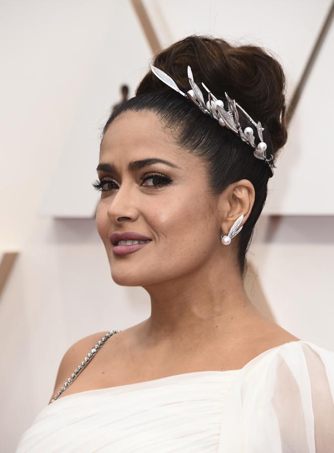 Ojos marcados, labios bien perfilados, rostro jugoso, el corrector Touche Éclat de Yves Saint Laurent y un moño pulido efecto lifting. El look beauty de Salma Hayek lo tiene todo para quitar años de encima