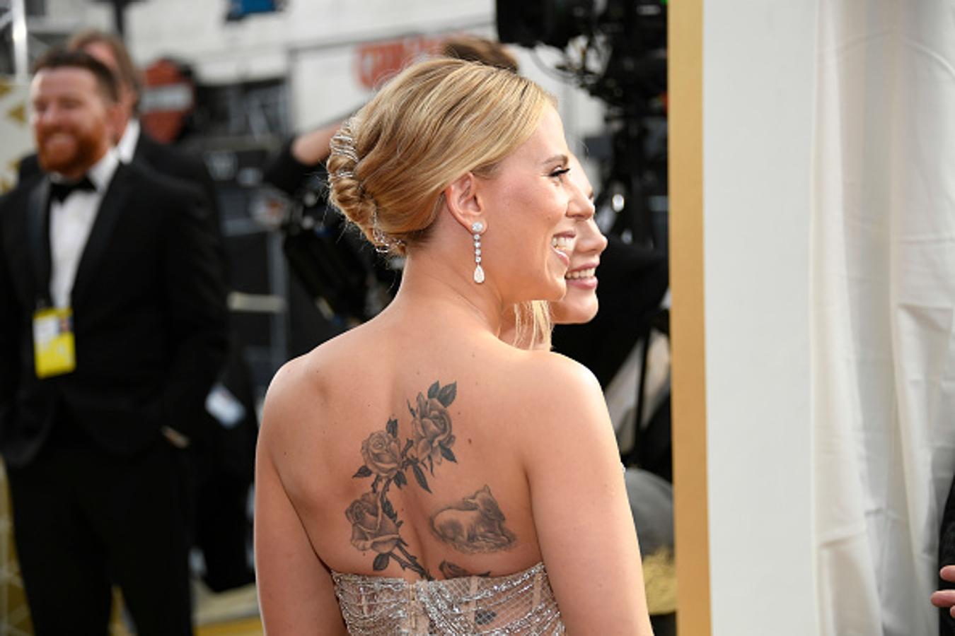 Los moños bajos desenfadados con mechones sueltos han sido los grandes triunfadores de la noche pero el de Scarlett Johansson, creado por la estilista Jenny Cho, marca la diferencia gracias al accesorio plata que sujeta el cabello y que juega por completo con su vestido firmado por Oscar de la Renta.