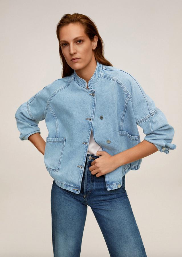 Bomber denim, la unión más inesperada de 2020. Mientras intentamos decidir si nos horroriza o si la queremos ya, pensaremos en su caidísimo hombro, su precioso cuello o sus bolsillos parche en diagonal. Cuesta 39,99 euros y está disponible entre las tallas XS y L.