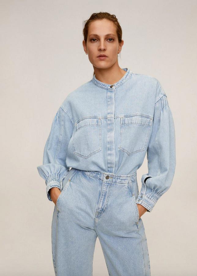 La manga abullonada también ha llegado al denim y esta camisa en azul claro es la prueba. Con cuello mao, bolsillos de parche en el pecho y mangas con puños abotonados, tiene un precio de 39,99 euros. Está disponible entre las tallas XS y L.