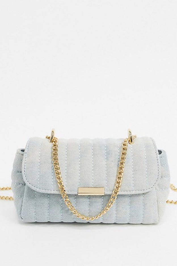 Bolso azul cielo en tejido denim disponible en Asos.