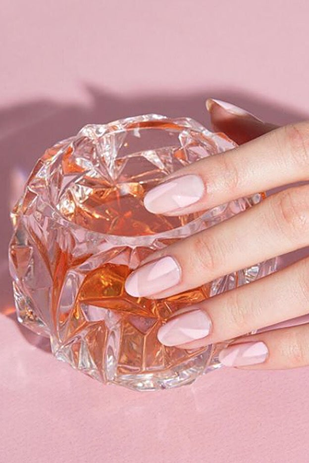 Este esmaltado solo requiere buen pulso y dos esmaltes rosados.