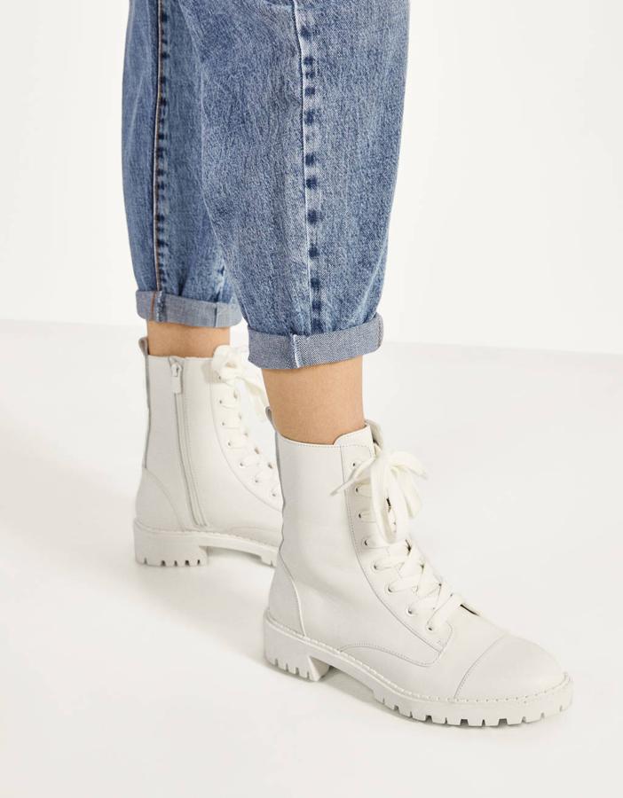 Botines con cordones blancos (55,99 euros).