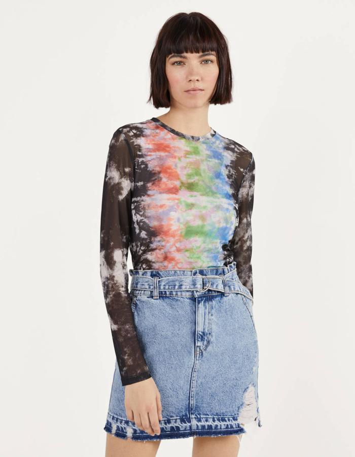 Mini falda vaquera con cinturón (25,99 euros).