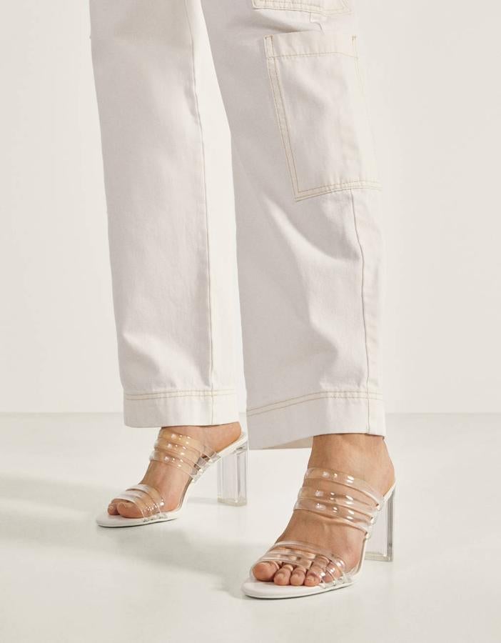 Sandalias de tacón de vinilo (27,99 euros).