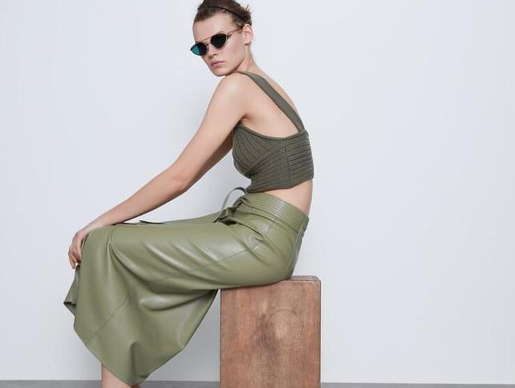 Fotos: Ocho faldas efecto piel que van a llevar tus looks a otro nivel