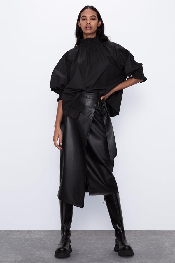 Entre las muchas propuestas de Zara hemos encontrado esta falda de tiro alto con cremallera lateral, detalle de solapa y cinturón en el frontal. Pertenece a la colección sostenible de Zara y el bajo viene con abertura cruzada. Cuesta 25,95 euros y está disponible entre las tallas XS y XL.