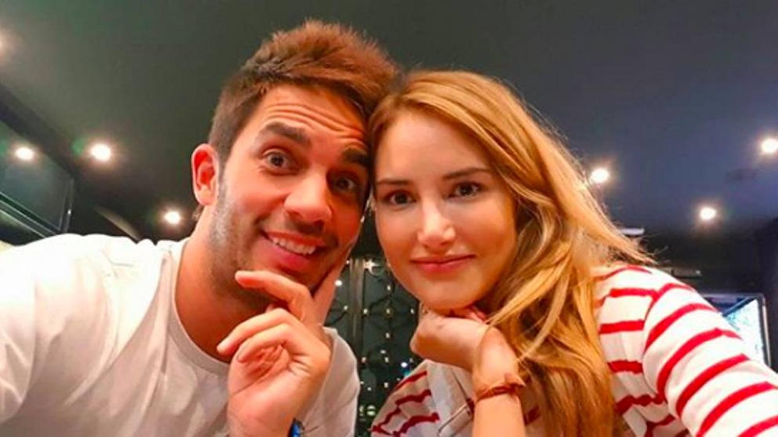 Alba Carrillo gritó a los cuatro vientos en la casa de 'GH VIP 7' que, efectivamente, desde verano estaba saliendo con el periodista Santo Burgoa. Hace un par de semanas daba un paso más y compartía ante sus 'followers' la imagen que vemos.