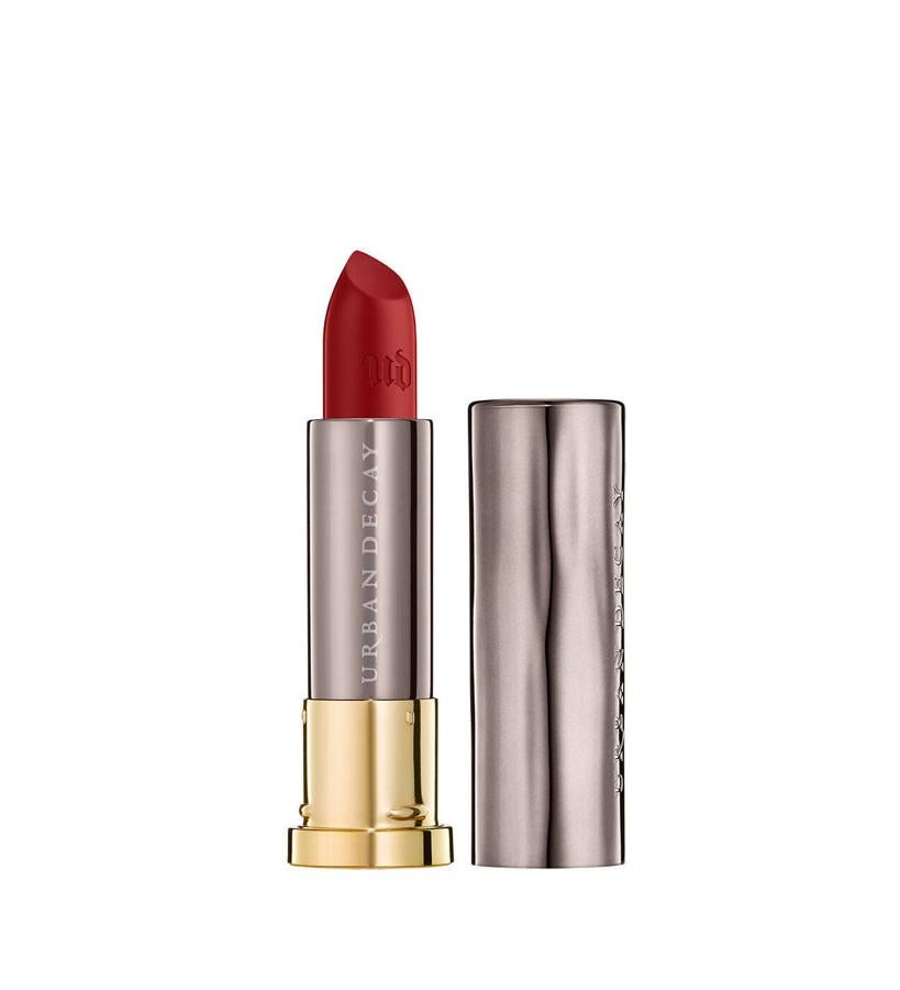 Esta línea se presenta en una variedad de 100 tonos y 6 acabados, algunos más atrevidos que otros. El rojo oscuro te resultará ideal para llevar en las bajas temperaturas y darle un punto de calor a tus labios.  Vice Lipstick de Urban Decay . Color: Bad Blood. (20,50 €).