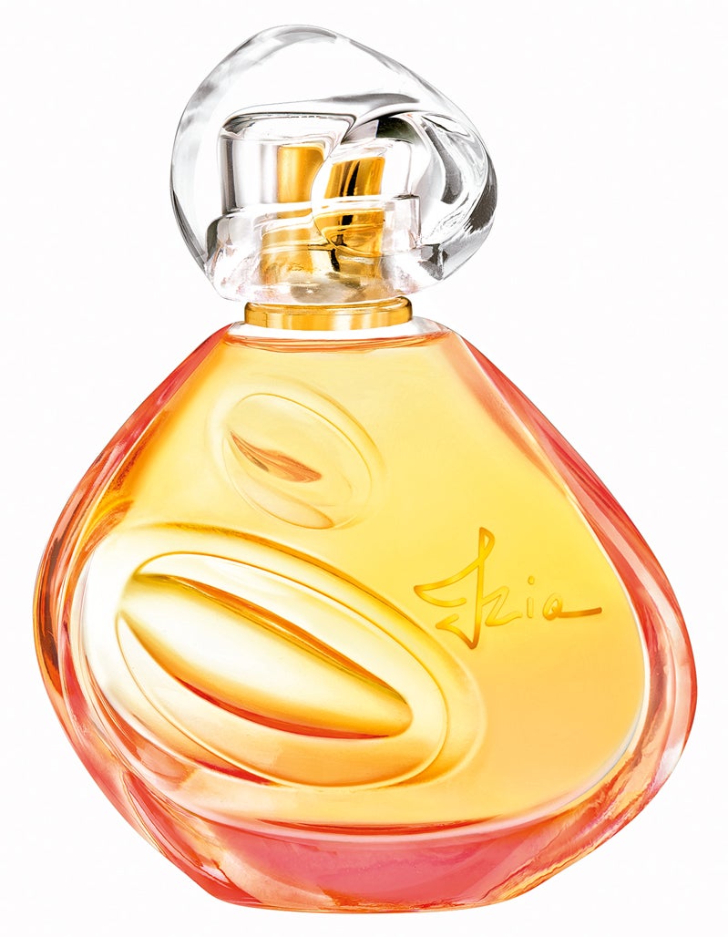 Tras su salida de aldehídos, bergamota y pimienta domina una rosa magnífica. Así es Izia de Sisley (84 €).