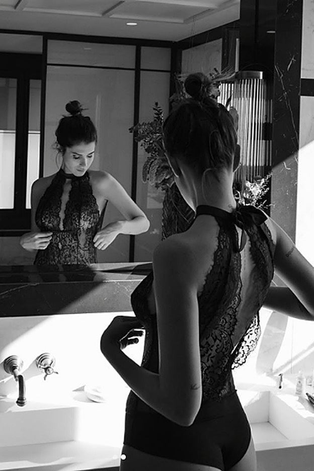 La espalda abierta y con lazada al cuello del body sexy que lleva Mery Turiel.