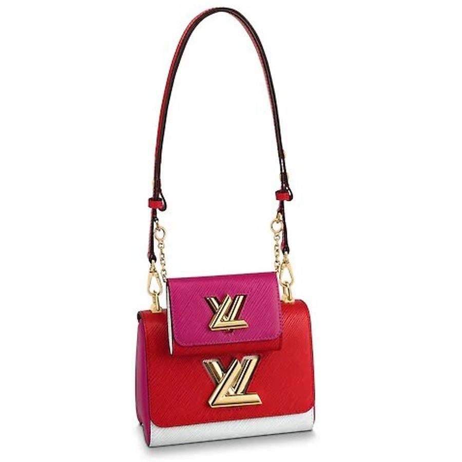 ¿A quién le amarga un dulce? Más bien, la pregunta sería ¿a quién le amarga un bolso de firma? Y si es doble, mejor. Este conjunto de Louis Vuitton incluye el bolso Twist y la cartera Twisty. Inspirado en la Pochette Trapeze de 1988, está compuesto por dos piezas elaboradas en piel e incluye una bandolera de piel extraíble.