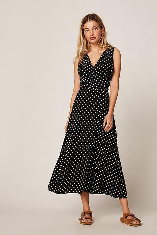 Vestido de lunares en blanco y negro de la nueva colección de primavera de Oysho.