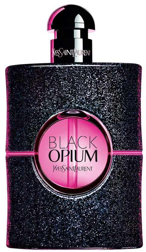La original nota de café floral contrasta con la esencia de la fruta del dragón en Black Opium Neon de Yves Saint Laurent (92,50 €).