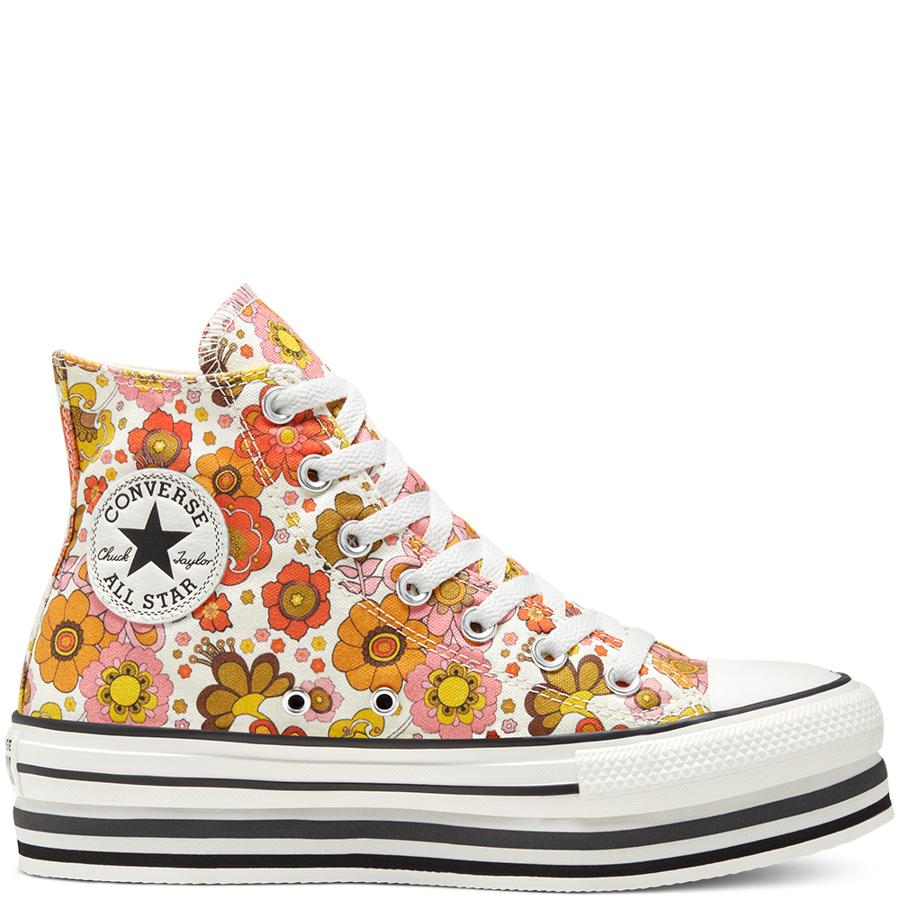 Entre las propuestas más floridas de esta selección están estas zapatillas de Converse en el diseño tipo bota habitual de la firma, pero con suela doble. Tonos naranjas y rosas para un diseño “happy flower” que  cuesta 90 euros  y está disponible entre la talla 35 y la 42.