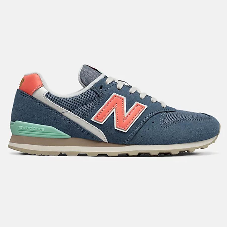 El diseño clásico de New Balance en azul piedra con dos colores esenciales para la primavera, el salmón y el verde agua.  Cuestan 90 euros  y en la web quedan entre el 36,5 y el 40, además del 41,5.