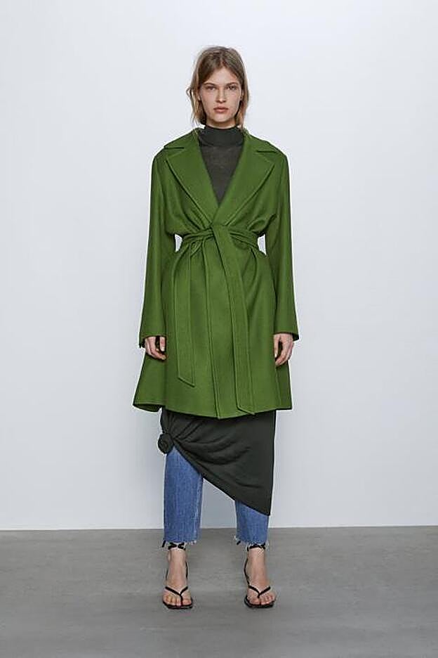 Abrigo verde de la nueva colección de primavera de Zara (69,95 euros).
