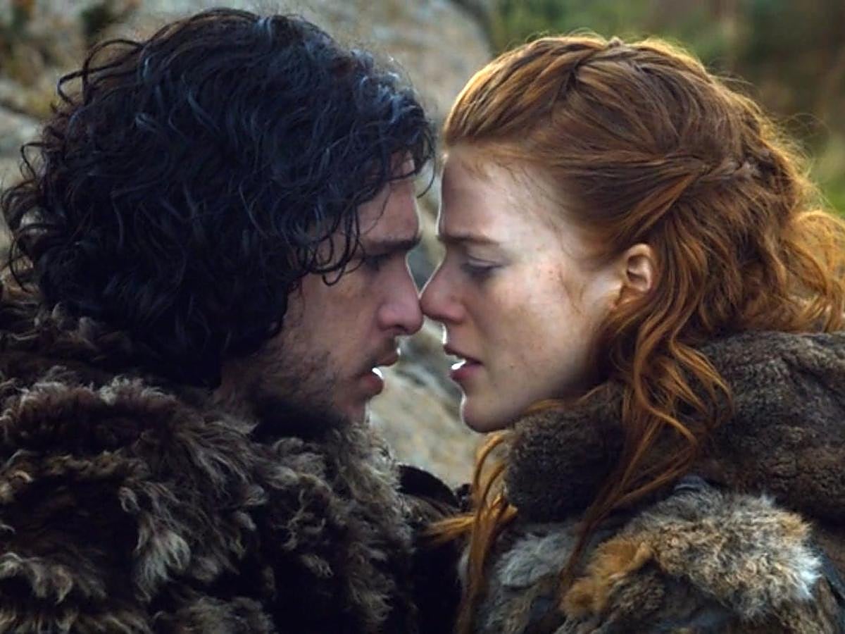 Visto lo visto lo de Daenerys y Jon tiene su aquel (ya sabes, el momento te has acostado con tu tía es impagable), pero el beso que nos llegó a todos al corazoncito fue el que protagonizó con Ygritte porque si le hacía falta algo a Juego de tronos era un poco de corazoncito, que de vísceras y burdeles iba bien servido, sobre todo al principio. La salvaje pelirroja conquistó al guardia de la noche y lo espabiló bien espabilado aunque la cosa acabara como el rosario de la aurora. No obstante, nos resistimos a olvidar el único romance serio de Juego de tronos (con el permiso de Gusano Gris) y así nos gusta recordar a Jon Nieve ahora que ya no está en nuestro radar seriéfilo: empelotado en una cueva, enamorado y sin gomina. ¡Qué tiempos aquellos!
