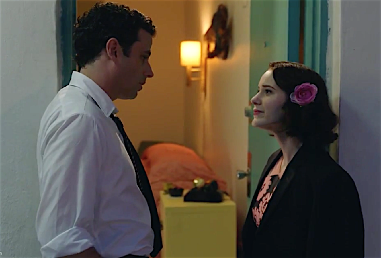 Los creadores de las Gilmore han traido a nuestra vidas a otra mujer deslenguada, divertida, curiosamente también morena e igual de delgada que Lorelai. Miss Maisel, Midge para sus amigos, se está labrando una carrera como monologuista de comedia en Maravillosa Mrs. Maisel y desde el primer capítulo de las primera temporada tiene un ciccerone sexy para acompañarla en su viaje, el humarista Lenny Bruce interpretado por Luke Kirby. Cuando coinciden de gira y pasan una noche de juerga en la ciudad todo parece preparado para el gran final... que no llega. Teniendo en cuenta que Lenny Bruce fue un humorista real que murió de sobredosis a los 40 años, Midge eligió bien. ¡Pero cómo nos hubiera gustado ver ese beso!