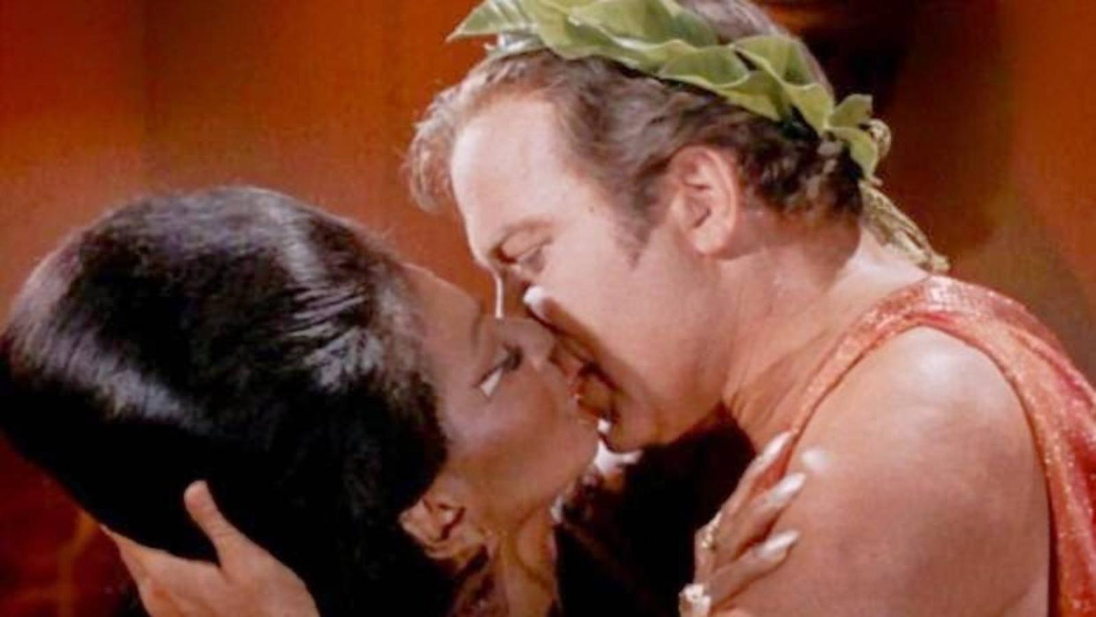Lo de Olivia Poe con el Presidente de Estados Unidos en Scandal es peccata minuta. Si hablamos de besos interraciales y polémicos el campeón sin duda es el de Kirk y Uhura en el Star Trek primigenio. Corría el año 1968 y el episodio se llamaba Los hijastros de Platón. Para que nadie pudiera ni imaginar que fuera posible que dos personas con distinto color de piel pudieran ni remotamente gustarse la trama justificaba el arrebato porque un temible y malvado enemigo de la USS Entreprise obligaba al capitán de la nave a hacerlo. Pero no cuela, porque mucha cara de sufrir, no tiene.
