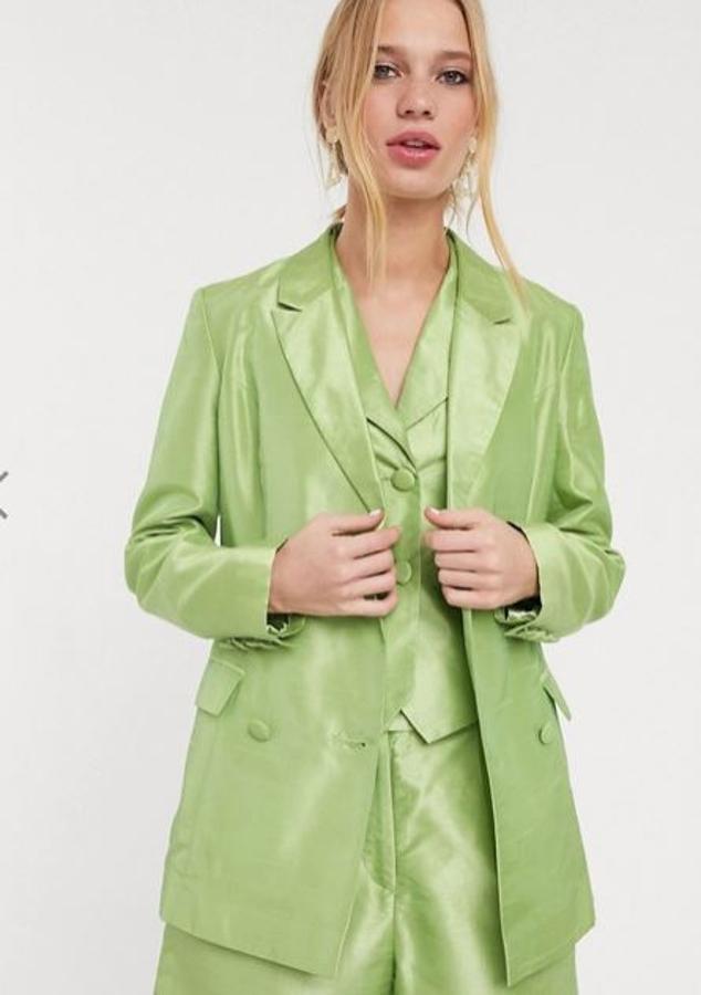 Blazer satinada en color verde manzana de Asos (58,99 euros).