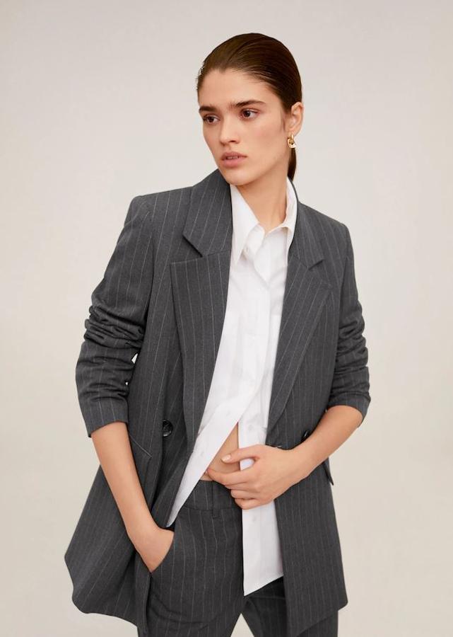 Blazer gris marengo de raya diplomática de Mango (79,99 euros).