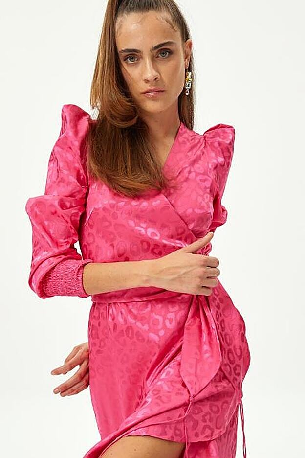 El aspecto frontal del impactante vestido rosa que lleva Laura Matamoros.