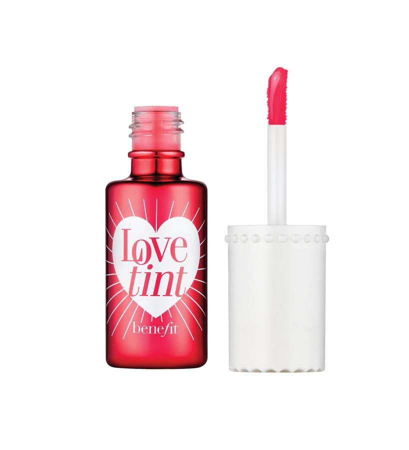 Un tinte multiusos para labios y mejillas es esencial, ya que consigue un efecto guau en un segundo.  Love tint de Benefit  (19,50 €).