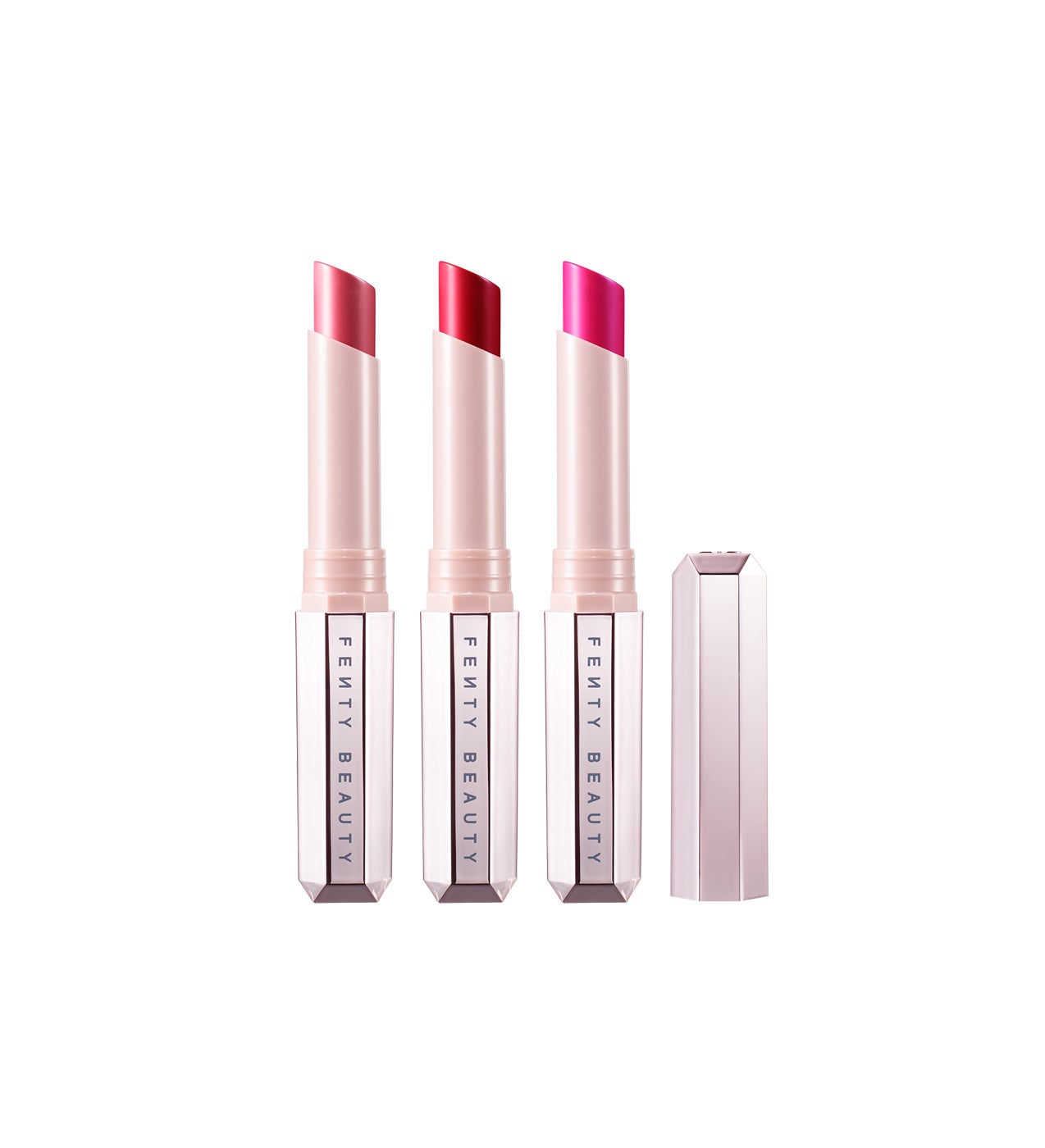 Unos labios de un color encendido son de lo más sexy, independientemente de la hora del día y del lugar al que vayas a ir. Mattemoiselle Trifecta Plush Matte Lipstick Trio de Fenty Beauty (39 €).