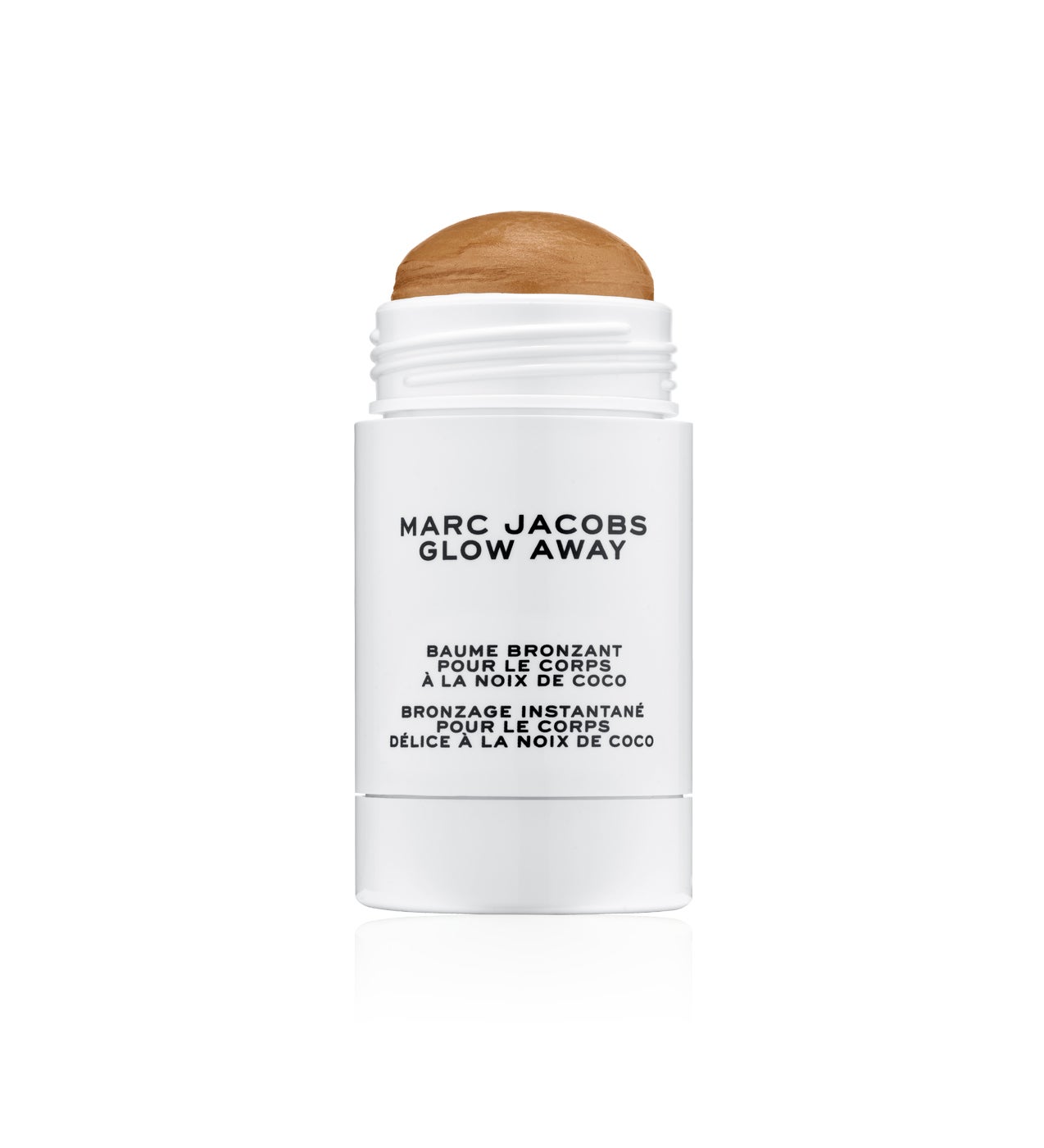 Un toque glow siempre viene bien. Sin embargo hay algunos bronceadores iluminadores que son algo engorrosos y con los que necesitas lavarte las manos inmediatamente después de utilizarlos. Los formatos en stick son fáciles de utilizar, ya que se deslizan y mezclan sin cortes en piernas, brazos, escote o cualquier zona que quiera resaltar. Además, su si eliges una waterproof evitarás las manchas y te asegurarás de que el brillo dure mucho más tiempo. Glow Away bronzing coconut body stick de Marc Jacobs Beauty (39 €, en Sephora).