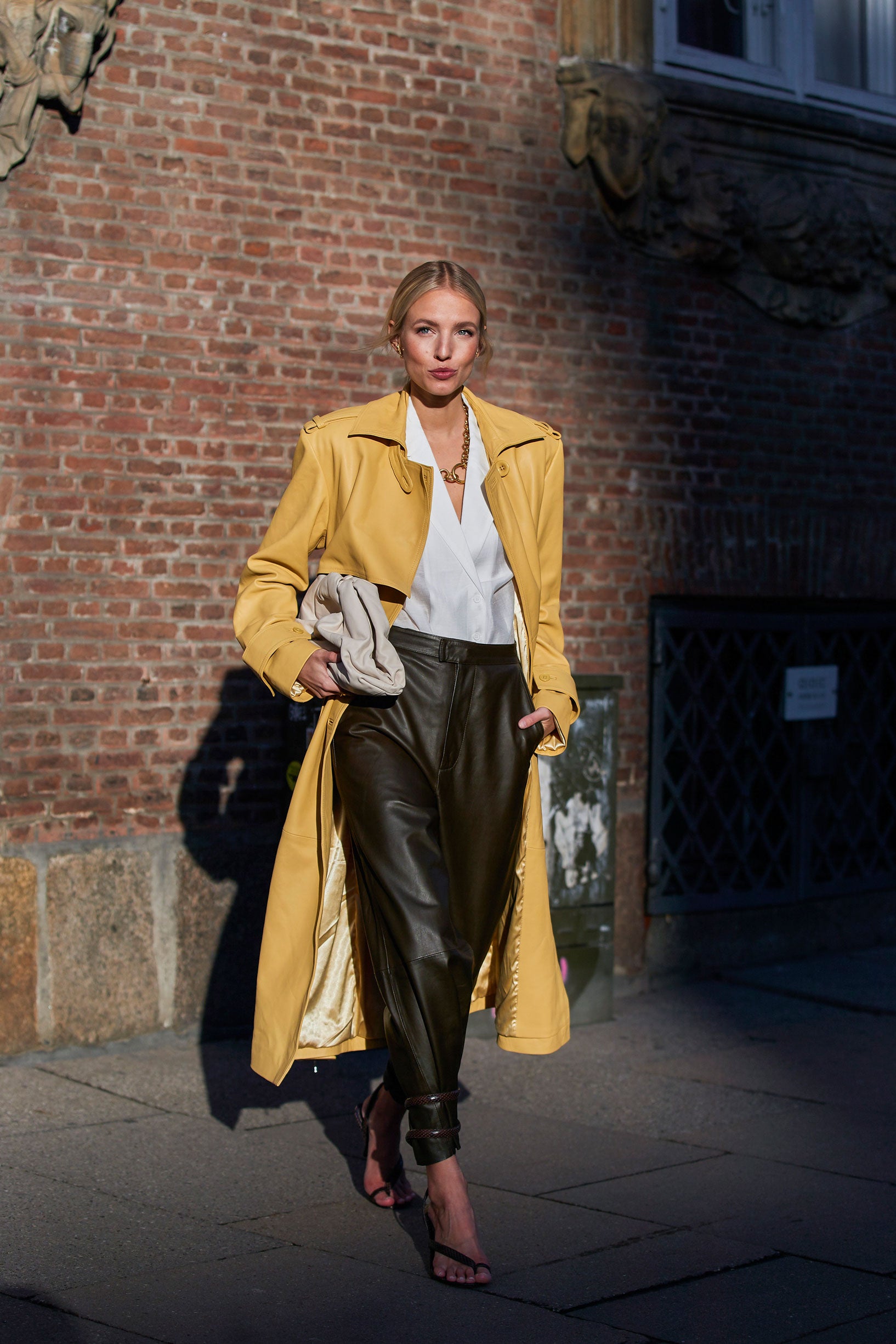 Sube el nivel de elegancia y cambia las deportivas por unas sandalias de tacón para las ocasiones más especiales.
