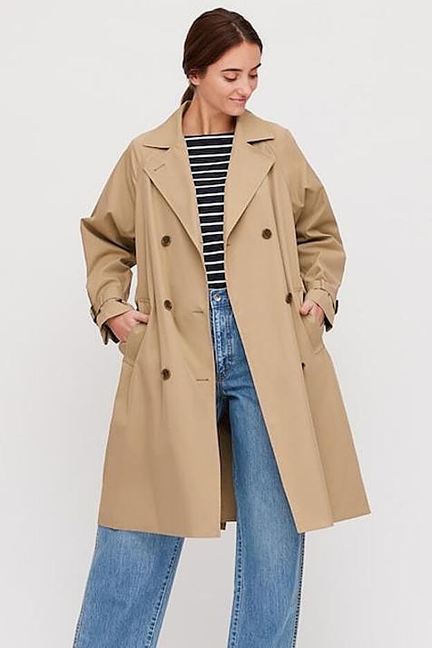 Una buena alternativa al color claro de la gabardona de Teresa Bass: en camel.