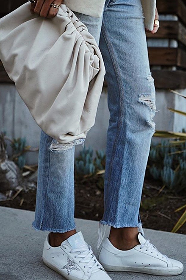 detalle de las zapatillas blancas que ha elegido Sincerely Jules, un diseño clásico.