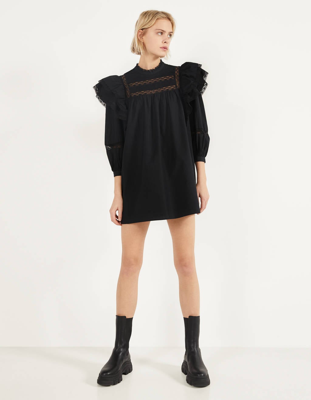 Este vestido popelín estilo babydoll conquista la moda más lady gracias al encaje y la puntillita en los volantes de los hombros y en el escote. Encuéntralo en Bershka. (29,99 euros).