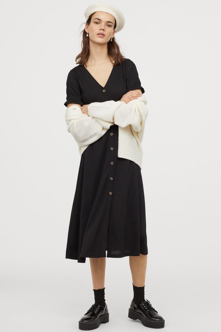 Vestido midi de punto con cierre de botones y escote a pico. De H&M. (24,99 euros). La cahqueta de punto, la boina de lana y los zapatos masculinos con calcetines son todo un acierto.
