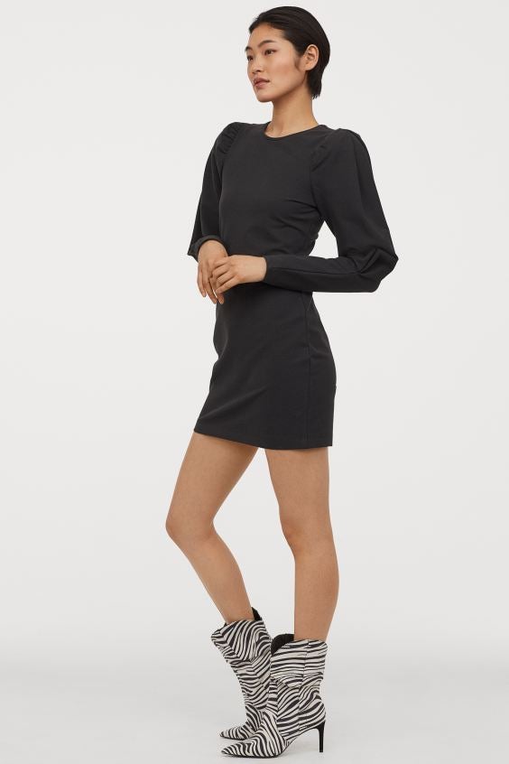 La microtendencia de las mangas abullonadas ha conquistado a todos los vestidos de las nueva colecciones, incluído este vestido negro ajustado de H&M. (34,99 euros). Las botas animal print le sientan de maravilla.