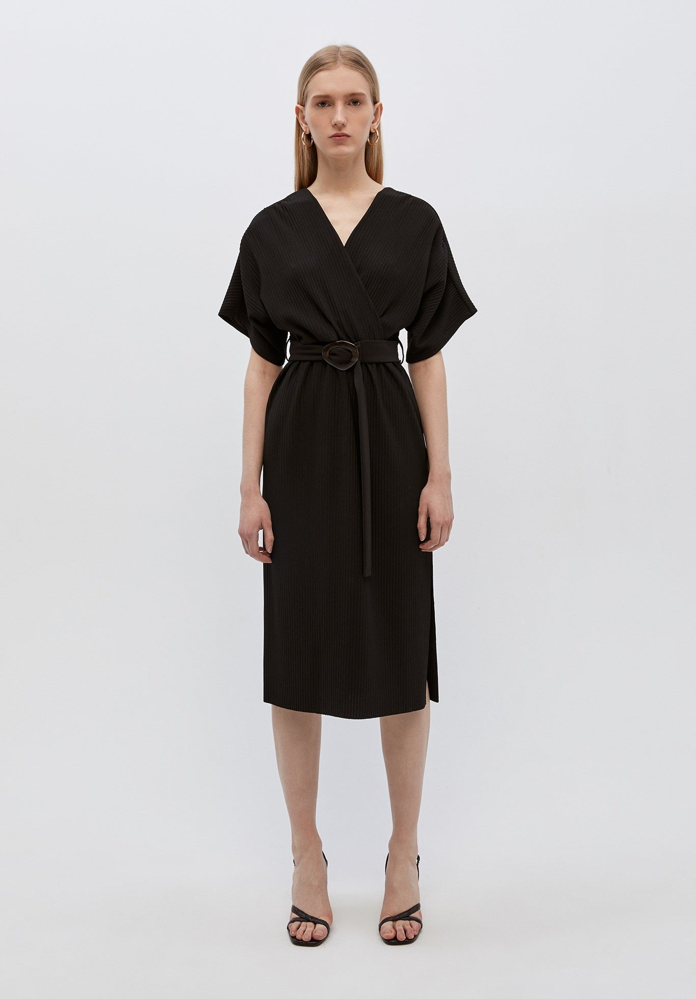 Gana en estilo con este elegante vestido plisado con cinturón para ir a la oficina o para los eventos más especiales. (29,99 euros). De Sfera.